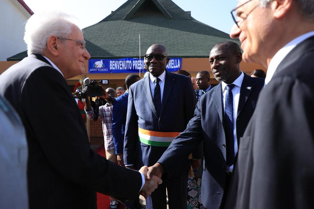 O Presidente Mattarella visita a Comunidade de Sant'Egidio em Abidjan: 